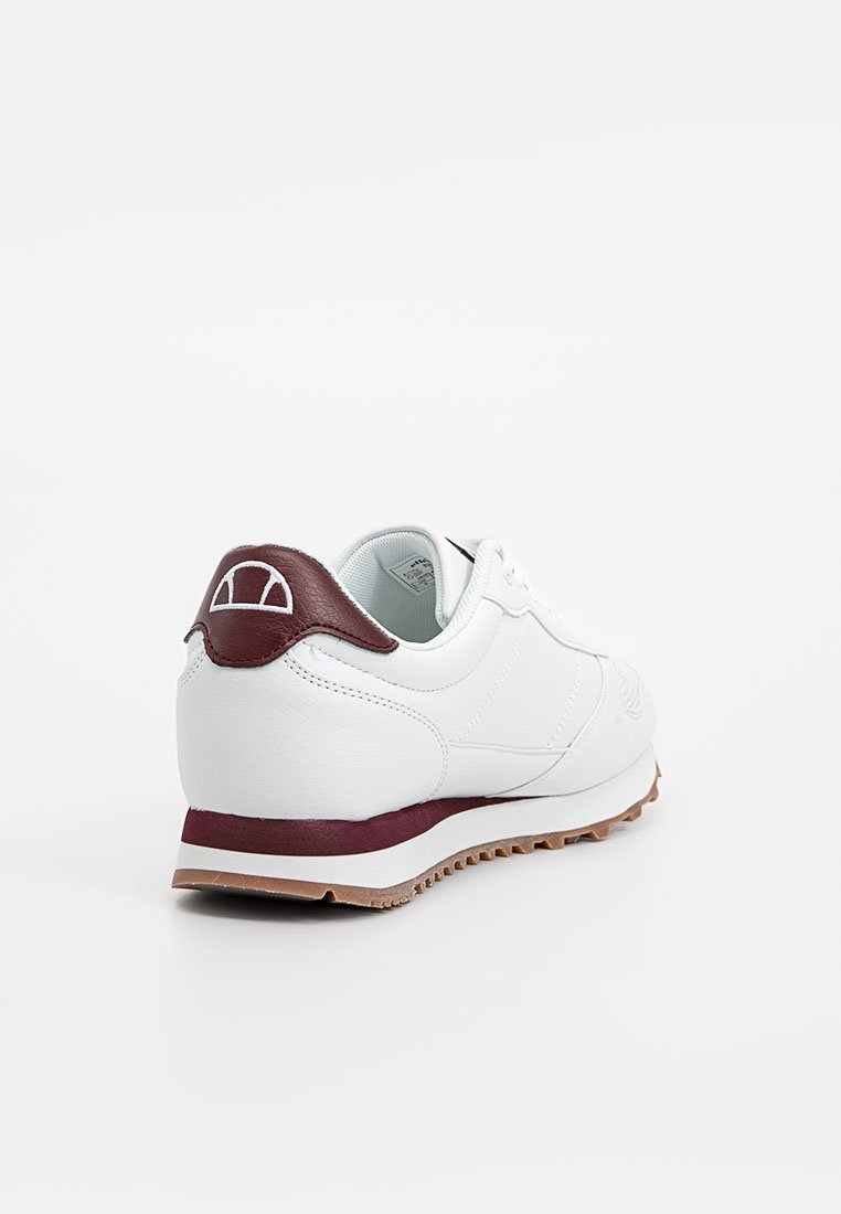 Scarpa sportiva bianca con accento bordeaux sul tallone, dotata di una tomaia in pelle liscia, suola in gomma a contrasto e dettaglio testurizzato sul tallone.