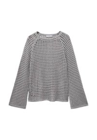 Pull en maille crochet gris à manches longues avec de larges mailles ouvertes et un col rond, étalé à plat sur un fond blanc.