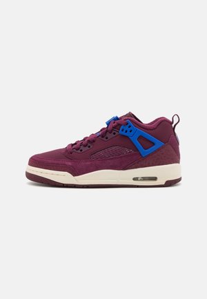 Zapatilla deportiva de media caña burdeos con detalles de plástico azul, paneles de malla y ante, cuello acolchado y suela blanca con cámara de aire visible.