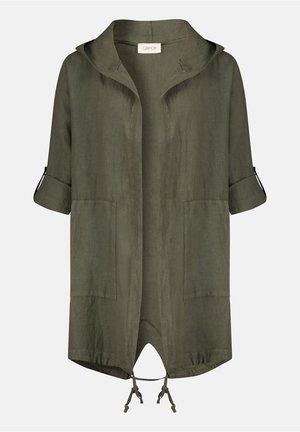 Kurtka z kapturem w oliwkowo-zielonym kolorze, z podwiniętymi rękawami, przednimi kieszeniami naszywanymi i regulowanymi sznurkami u dołu.