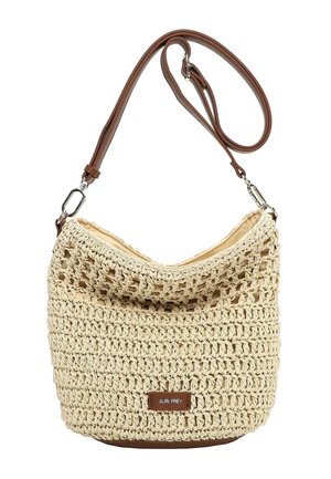 Sac à main tissé beige avec une forme souple, une bandoulière marron ajustable et une petite étiquette rectangulaire de la marque à l'avant.