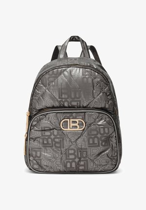 Sac à dos gris matelassé avec logo en relief et détails en métal doré ; possède un compartiment principal et une poche avant zippée.
