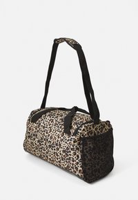 Leopardmønstret duffelbag med sorte remmer og netpanel. Har en lynlåslukning og holdbart materiale. Rektangulær form, kompakt design.