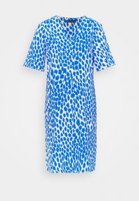 Sukienka z krótkim rękawem w niebiesko-białym kolorze z wzorem w cętki lamparta, z dekoltem w serek i zapięciem na guziki z przodu. Lekki materiał.