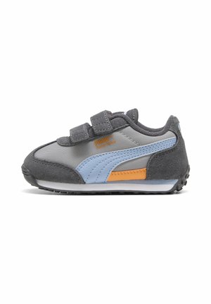 Grauer und blauer Puma Easy Rider Sneaker mit zwei Klettverschlüssen und orangefarbenem Akzent, von der Seite auf weißem Hintergrund gezeigt.