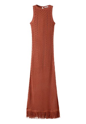 Vestido largo sin mangas de ganchillo en color óxido-naranja con cuello redondo, abertura en la espalda y detalle de flecos en el dobladillo.