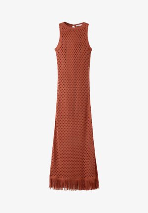 Vestido largo sin mangas de ganchillo en color óxido-naranja con cuello redondo, abertura en la espalda y detalle de flecos en el dobladillo.