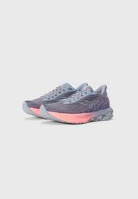 Scarpe da corsa con una tomaia in mesh nelle tonalità di viola e blu, dotate di un'intersuola rosa e suola grigia. Leggere e dal design elegante.
