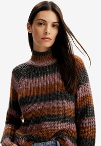 Maglione lavorato a maglia con un alto colletto, caratterizzato da righe orizzontali in rosa, arancione, grigio e nero. Tessuto testurizzato, vestibilità ampia e dettagli a coste.
