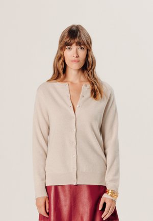 Beige cashmere cardigan met een ronde halslijn, lange mouwen en sluitingen met knopen aan de voorkant. Zachte textuur en aangesloten ontwerp.