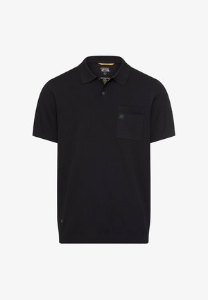 Schwarzes Polohemd mit kurzen Ärmeln aus strukturiertem Stoff, mit knöpfbarem Kragen und Brusttasche, die ein kleines Logo-Patch trägt.