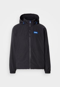 Jachetă neagră ușoară, cu glugă, fermoar frontal, două buzunare și logo albastru. Are manșete elastice și detalii cu șnur pe glugă.