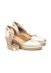 Espadrilles compensées en cuir doré avec des brides en tissu tissé autour de la cheville, des détails en jute sur la semelle et des bords festonnés sur le bout.