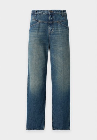 Jean en denim bleu avec une coupe droite, bouton et fermeture éclair à l’avant, et des détails légèrement délavés sur les cuisses et les genoux.