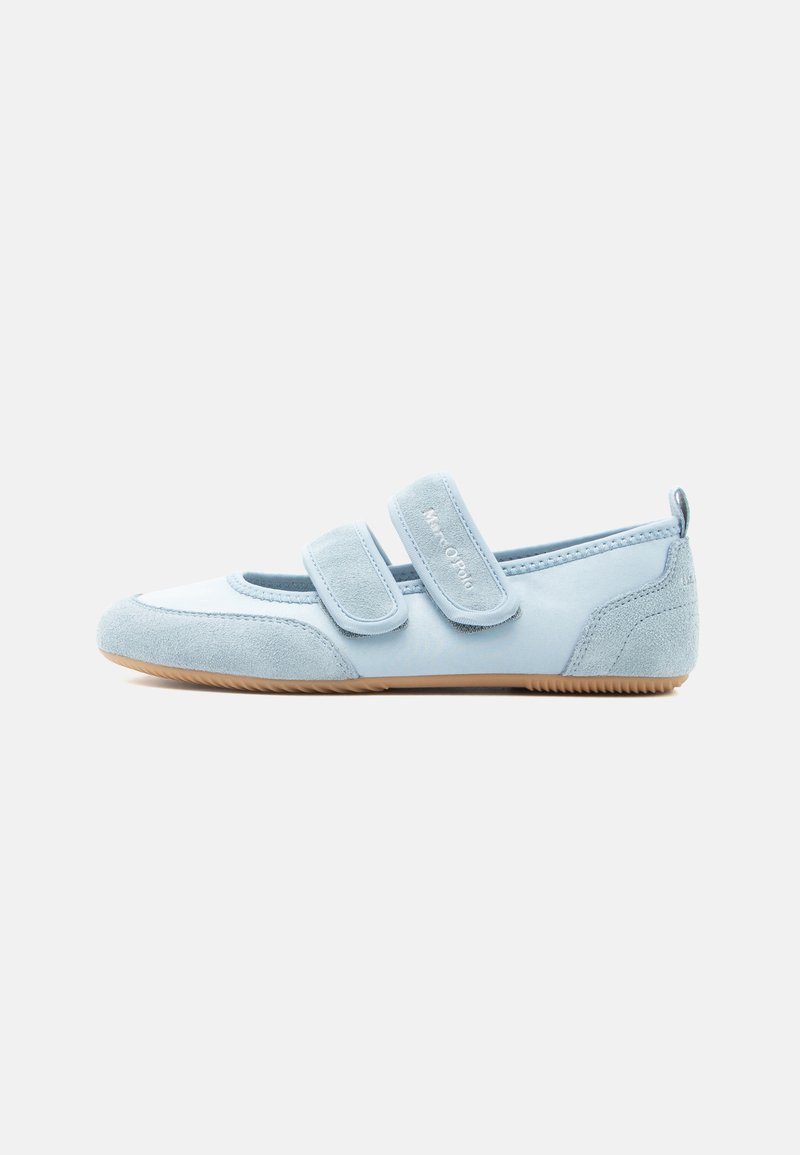 Hellblauer orthopädischer Mary Jane Kinderschuh mit zwei verstellbaren Klettbändern und einer Gummisohle.