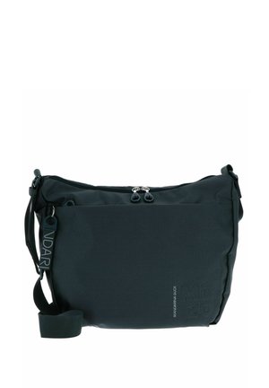 Sac en bandoulière en tissu noir avec un extérieur texturé, doté de deux fermetures éclair, d'une sangle réglable et d'un détail logo.