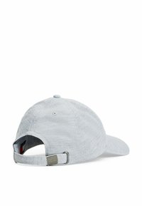 Gorra de algodón gris con superficie texturizada, cinta ajustable en la parte posterior y un pequeño detalle metálico.