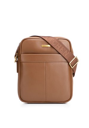 Brązowa skórzana torba na ramię z przednią kieszenią, złotym zamkiem błyskawicznym, regulowanym materiałowym paskiem z wytłoczonym logo marki "WITTCHEN".