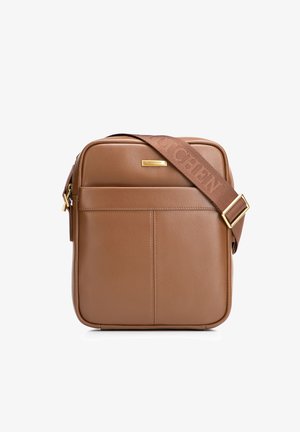 Bolso bandolera de cuero marrón con bolsillo delantero, cremallera dorada y correa de tela ajustable con el nombre de la marca "WITTCHEN" en relieve.
