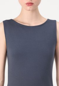 Top bez rukava, prilagođenog kroja, u tamnosivoj tkanini s glatkom teksturom i okruglim izrezom, s minimalnim detaljem šivanja.
