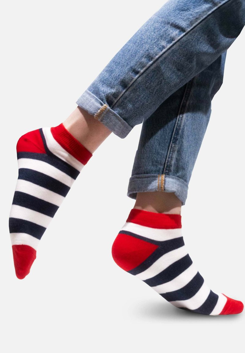 Skarpetki w paski z poziomymi pasami w kolorze czerwonym, granatowym i białym, z czerwonym akcentem na pięcie i mankiecie. Wykonane z bawełny, niski krój.