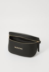 Punguțǎ din piele neagrǎ cu un finisaj texturat, fermoar auriu și logo-ul Valentino. Formă rotundǎ cu un singur compartiment și un fermoar lateral.