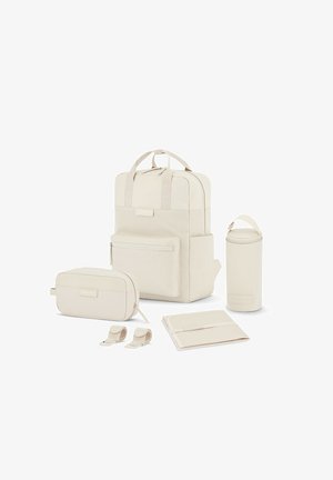 Ensemble de sac à dos beige comprenant un sac à dos principal, une petite pochette, un contenant cylindrique et un classeur ; le tout en tissu texturé assorti.