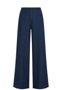 Platas kājas tumši zilas džinsa bikses ar taisnu griezumu. Izgatavotas no džinsa auduma. Ar augstu jostasvietu un smalku šuvju detaļām. Bez redzamiem aksesuāriem.