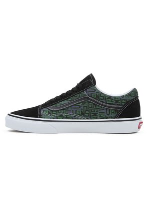 Low-top Vans-sneaker med sort ruskind på tå og hæl, grønne og lilla mønstrede sider, hvid bølgestribe og hvid gummisål.