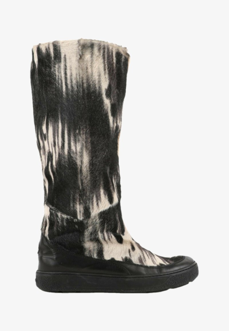 Botte haute avec dessus en fourrure imprimée tie-dye noir et blanc et semelle ainsi que embout en caoutchouc noir.