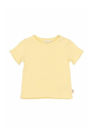 Geel T-shirt met korte mouwen, gemaakt van textuurstof, met een gegolfde rand en drukknopen op de schouders voor gemakkelijk aan- en uittrekken.