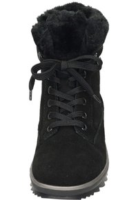 Botín de ante negro con forro de piel sintética, punta redonda y cordones negros. Cuenta con una suela antideslizante para mayor agarre.