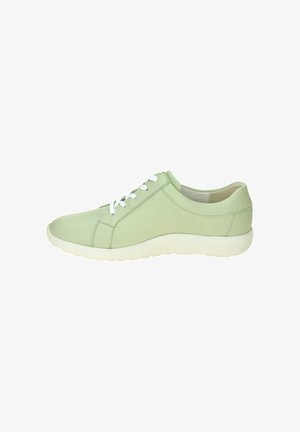 Hellgrüner Sneaker mit niedrigem Schaft, weißen Schnürsenkeln und weißer strukturierter Sohle, von der Außenseite vor weißem Hintergrund gezeigt.