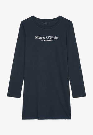 Marineblå langærmet t-shirt lavet af blødt stof. Har en rund hals og hvid tekst på fronten: "Marc O’Polo EST. IN STOCKHOLM." Enkel design.