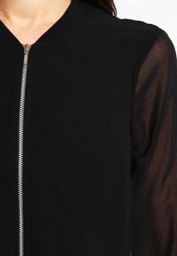 Vero Moda Petite Bomberjacka - black