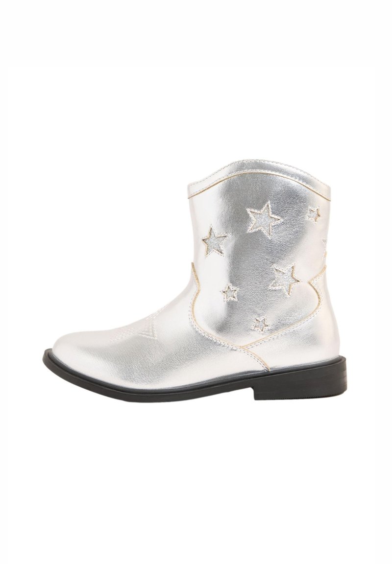Zilveren nepleer enkellaars met sterpatronen, een ronde neus en een zwarte rubberen zool. Stiksels als accent rond de bovenrand.