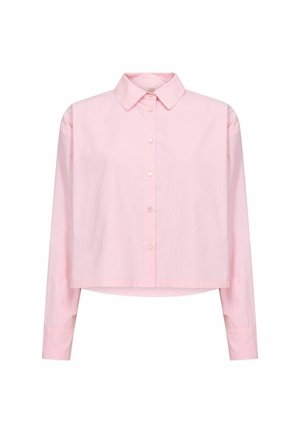 Lyserød, langærmet cropped skjorte med spids krave og knapper foran mod en hvid baggrund.
