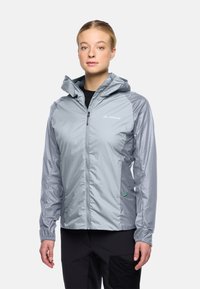 Hellgraue Zip-Jacke mit Kapuze, elastischen Bündchen und einer grünen Akzenttasche. Hergestellt aus glattem, leichtem Material.