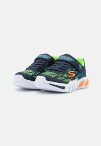 Scarpe atletiche per bambini con tomaia in mesh blu navy, dettagli verdi e blu, suola bianca e rifiniture arancioni. Presentano un design traspirante e lacci elastici.