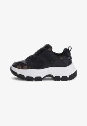 Sneaker noir avec une tige texturée, présentant de subtils motifs marron, une semelle intermédiaire épaisse blanche et une semelle extérieure chunky noire pour l'adhérence.