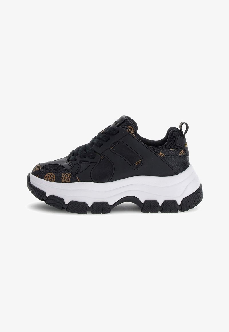 Zwarte sneaker met een gestructureerde bovenkant, voorzien van subtiele bruine patronen, dikke witte tussenzool en robuuste zwarte buitenzool voor grip.