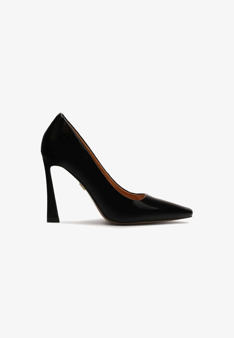 Must musta nahkkontsaga kõrgemad kingad terava nina, sleek disain ja peen stiletto konts. Siseosa on sile tekstuur.