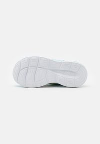 Suela de zapatilla atlética blanca con patrones de agarre texturizados, bordes curvados y la marca "SKECHERS". Material de goma suave y no marcante.