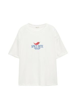 T-shirt blanc à manches courtes avec un dessin de piment rouge et un texte bleu indiquant "SPICY BITE CHILI CLUB 991-075-0091" au centre devant.