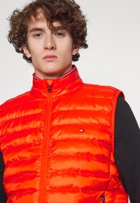 Tommy Hilfiger PACKABLE VEST - Colete - acid orange