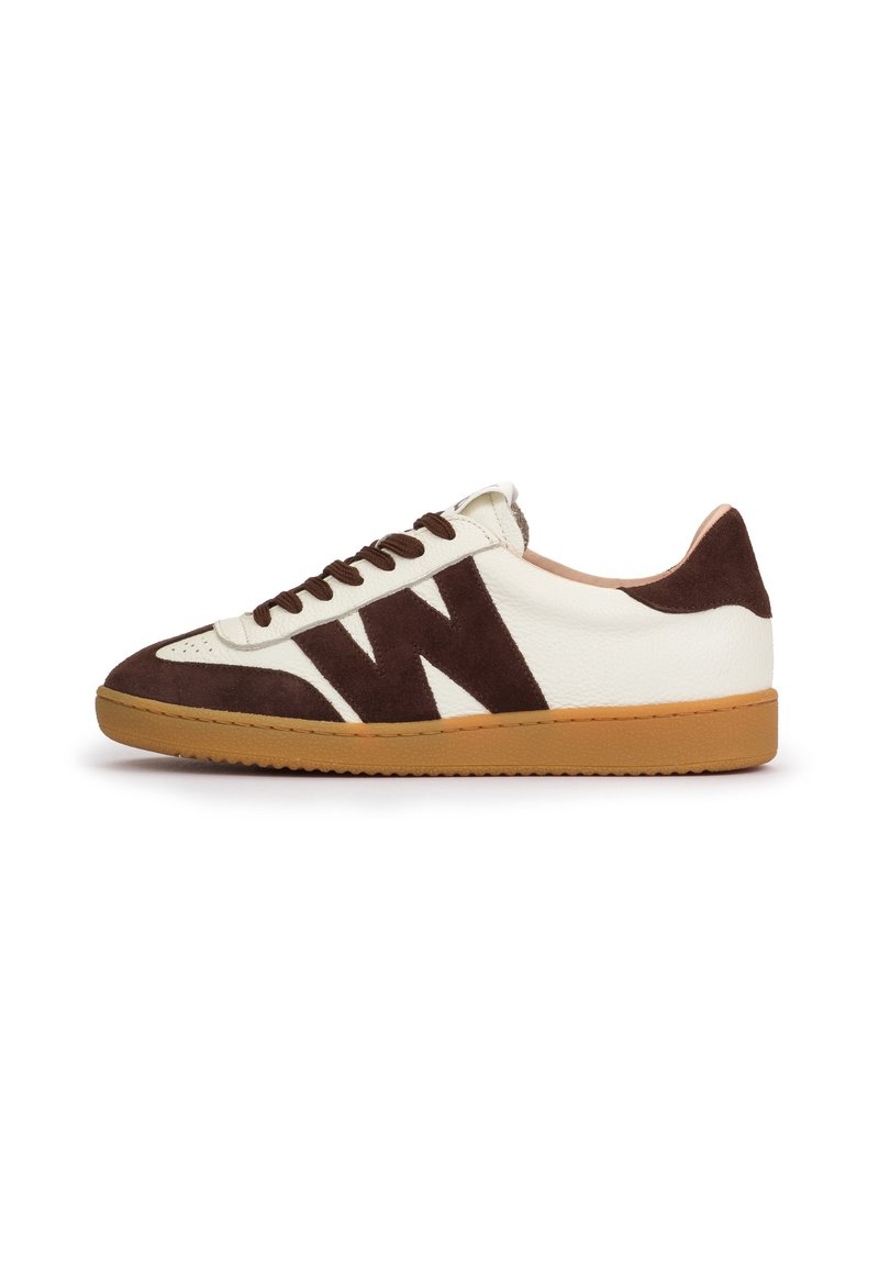 Zapatilla de gamuza y cuero blanca y marrón con suela de goma, que presenta un destacado diseño de "W" marrón y cordones marrones.