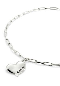 Collar de cadena de plata con eslabones alargados y un colgante en forma de corazón, grabado con "UNOde50". Acabado suave y pulido.
