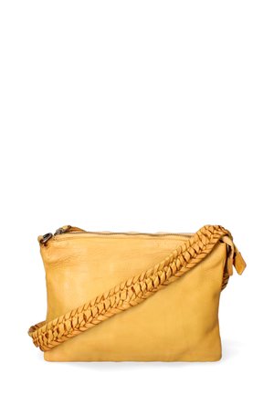 Borsa a tracolla gialla in pelle con chiusura a zip e manico intrecciato. Texture morbida, forma rettangolare e design minimalista.
