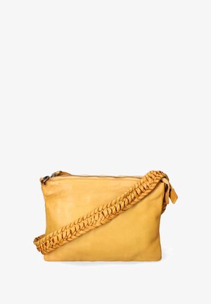 Geel leren crossbodytas met ritssluiting en gevlochten handvat. Zachte textuur, rechthoekige vorm en minimalistisch ontwerp.
