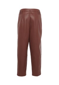 Pantaloni in pelle marrone con una texture liscia, caratterizzati da una vita media, passanti per cintura e gambe affusolate fino alla caviglia.